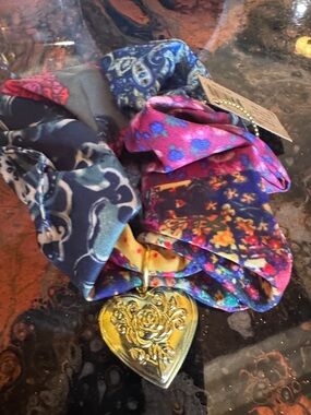 NATURAL LIFE Locket Schrunchie